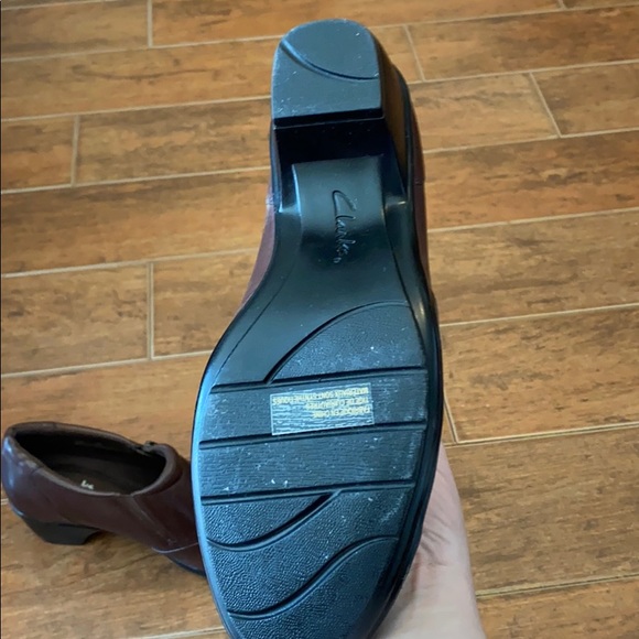 Brown clarks clog style bootie w/ zipper size 9.5 - Picture 3 of 10